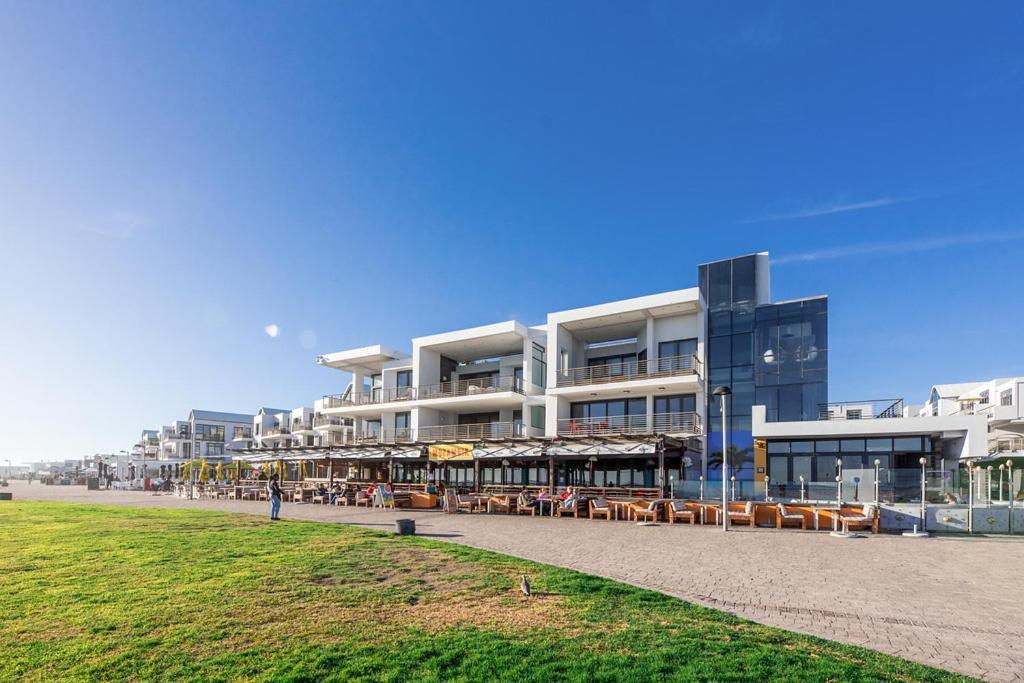Modern Beachfront Studio- 133 Eden On The Bay * Bloubergstrand